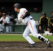 中前に安打を放つ長野(撮影・宮川勝也)