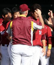 試合後、田中をねぎらう?ブラウン監督(撮影・清水貴仁)