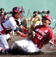 楽天草野は、一気にホームもつくもアウト（撮影・浅見桂子）
