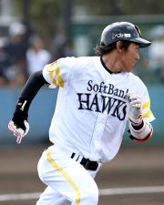 左前安打を放ち一塁へ走る今宮（撮影・藤尾明華）