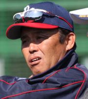 ベンチ前で渋い表情の岡田彰布監督（撮影・築山幸雄）