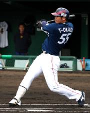 ２回、右中間の最深部へソロ本塁打を放つＴ－岡田（撮影・築山幸雄）