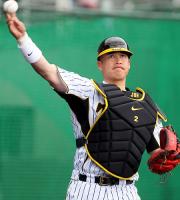 強肩を披露した城島健司捕手（撮影・加藤哉）
