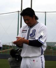横浜は村田修一の一本締めでキャンプを打ち上げた(撮影・鈴木良一)