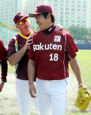 ブルペンで調整した田中(右)をねぎらうブラウン監督(撮影・浅見桂子)