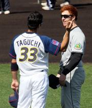 試合前にマット・マートンと話す田口（撮影・宮崎幸一）
