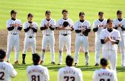 一本締めをする巨人ナイン(撮影・小沢裕)