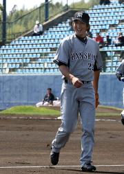 1回のマウンドを終え、笑顔でベンチに戻る藤川球児(撮影・築山幸雄)
