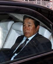 新千歳空港に到着した日本ハム梨田監督（撮影・井上学）