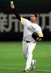 キャッチボールをするホールトン（撮影・藤尾明華）