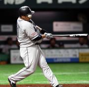 【ソフトＢ－西武】中村は自打球が顔面に当てる（撮影・藤尾明華）