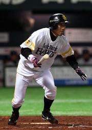 【ソフトＢ－西武】９回、同点の適時打を放つ柴原（撮影・藤尾明華）