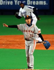 【中日－巨人】中日ブランコ（奥）へ２ランを浴びた東野（撮影・松本俊）