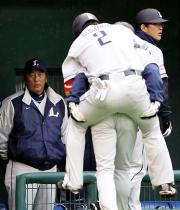 【阪神－西武】ヒザを負傷した銀仁朗（手前）と渡辺監督（撮影・加藤哉）