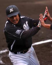 【広島－ロッテ】本塁打を放った井口（撮影・倉掛優一）