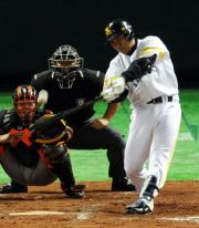 【ソフトＢ－巨人】李ボム浩は２点本塁打を放つ（撮影・松本俊）