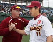 【楽天－横浜】福盛を出迎える楽天ブラウン監督（撮影・中島郁夫）