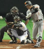 【ソフトバンク－巨人】２回、長野は適時二塁打を放つ（撮影・松本俊）