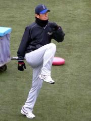 実戦初登板を翌日に控え、練習する三浦（撮影・鈴木良一）