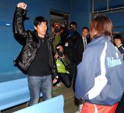 三浦は訪れたソフトボールチームの選手にアドバイス（撮影・山崎哲司）