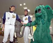救助された超特大ゴーヤと坂口（左）と赤田（撮影・岡潤一）