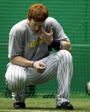 室内練習場で座り込む阪神マートン（撮影・田崎高広）