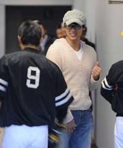 【ロッテ－ソフトＢ】経過報告に訪れた斉藤（撮影・小沢裕）