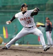 シート打撃で力投する巨人越智（撮影・野上伸悟）