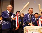 激励会で鏡開きをする宮内オーナー（左）と岡田監督（撮影・岡潤一）
