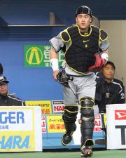 【オリックス－阪神】６回、ベンチから飛び出す城島捕手（撮影・岡潤一）