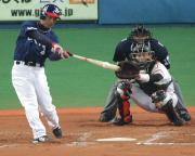 【巨人－オリックス】８回表、右二塁打を放つ赤田（撮影・野上伸悟）