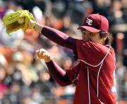 【ロッテ－楽天】投球の合間に汗をふく田中（撮影・宮川勝也）