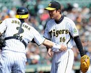 【阪神－巨人】城島に笑顔で出迎えられる安藤（阪神）（撮影・河南真一）