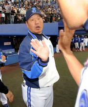 【横浜－オリックス】村田らナインを出迎える尾花監督（撮影・山崎哲司）