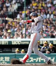 【阪神－巨人】逆転本塁打を放つ坂本（撮影・野上伸悟）