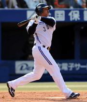【横浜－中日】本塁打を放つスレッジ（撮影・山崎哲司）