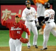 【巨人－広島】エドガー（右）に逆転２ランを浴びた小松（撮影・松本俊）