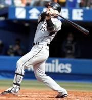 【横浜－阪神】本塁打を放つ新井（撮影・田崎高広）