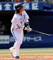 【横浜－阪神】村田は２ランを放つ（撮影・山崎哲司）
