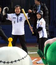 【横浜ー巨人】始球式でバッターを務めた高島礼子（撮影・宮川勝也）