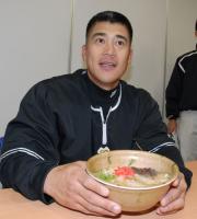 人気投票1位の「城島流とんこつラーメン」に、ご満悦そうな阪神城島