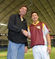 試合前練習を終え握手するＲ・ジョンソン氏（左）と田中（撮影・小沢裕）