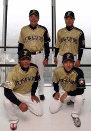 手前左から稲葉、金子、後方左から梨田監督、田中（撮影・黒川智章）