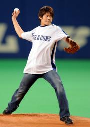 中日対ソフトバンク　始球式を行う小塚（撮影・桜井希望）