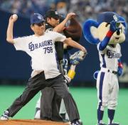 【中日－オリックス】始球式をする河村たかし名古屋市長（撮影・岡潤一）