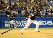 11回表ソフトバンク２死三塁、右前適時打を放つ本多（撮影・浅見桂子）