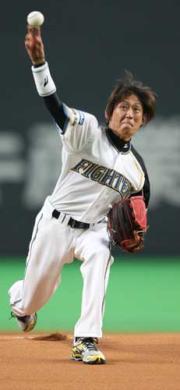 【日本ハム－中日】始球式を行ったスキージャンプの岡部（撮影・井上学）