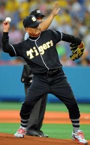 「黒虎」ユニホームで始球式を行った後藤次男氏（撮影・河南真一）
