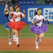 フレンチ・キスの（左から）高城亜樹、柏木由紀、倉持明日香