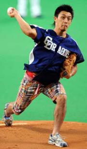 【中日－横浜】始球式を行うＫ－１戦士の大和哲也（撮影・桜井希望）